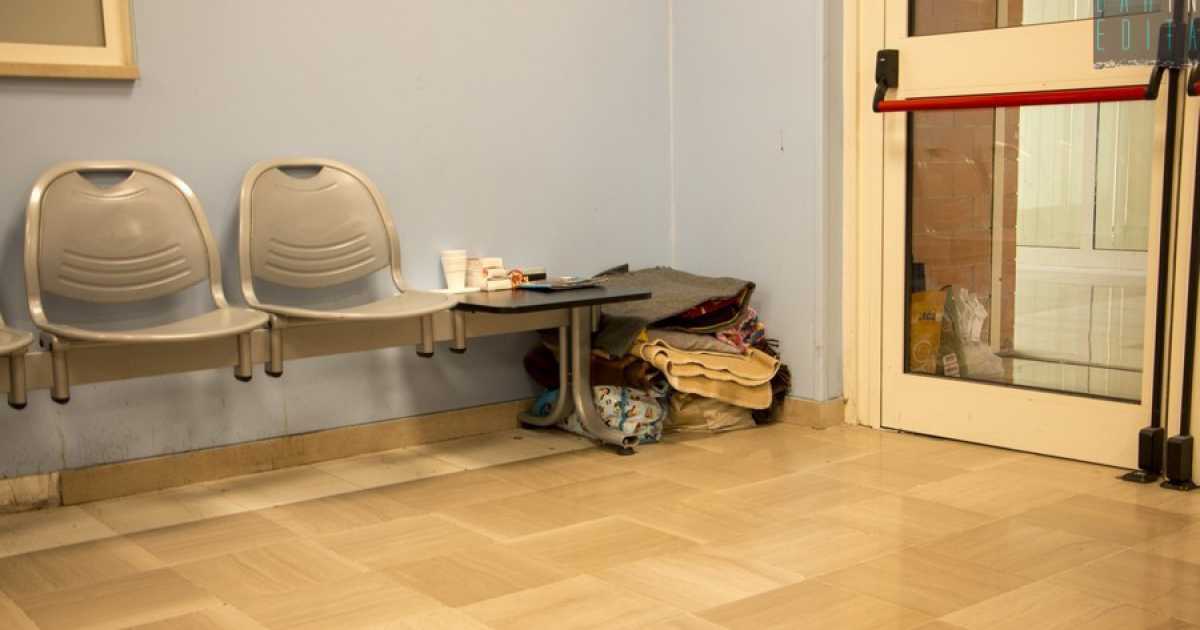 Bari: la storia di M., l'odontotecnico che vive in una sala d'aspetto del Policlinico